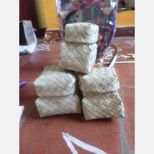 Palm leaf pineapple box~ Size: 4×6